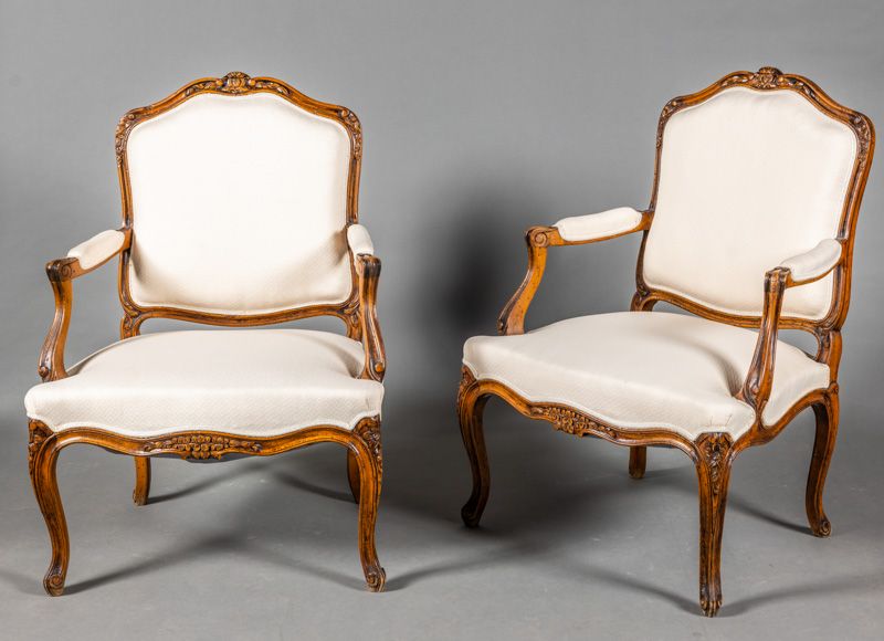 Null 一对路易十五风格的平背扶手椅，天然木质，有模具和花卉雕刻。
