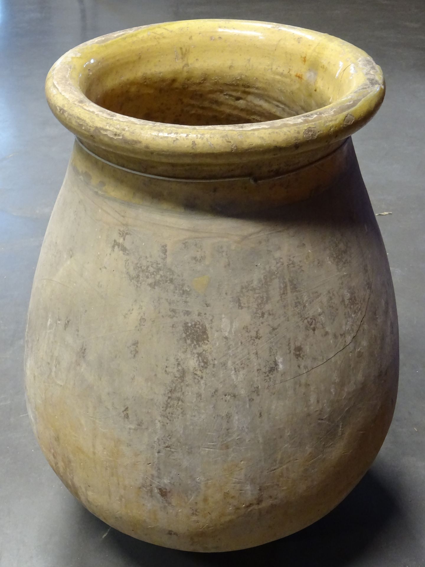 Null 一个部分上釉的陶制油罐（破损后修复）。高度：75厘米。