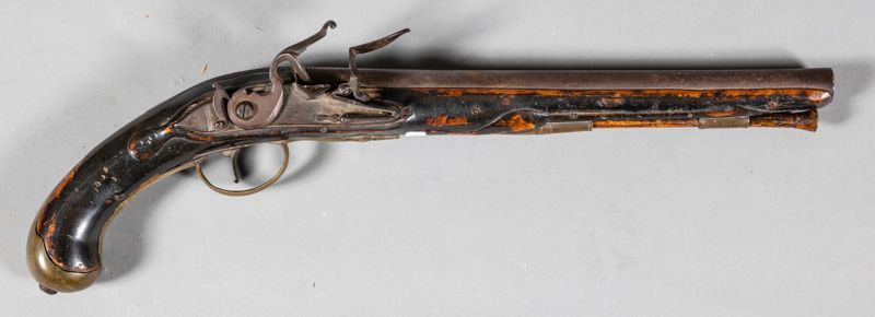 Null 着色的木制燧发枪鞍座枪（冲击和磨损）。黄铜股和锁。18世纪晚期。长度：48厘米。