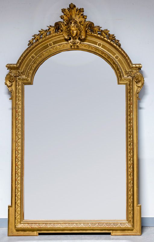 Null 路易十四风格的大镜子，用木头和镀金灰泥制成，有一个拱形的踏板，上面装饰着叶子的马斯卡龙。19世纪晚期。尺寸：228 x 140厘米。