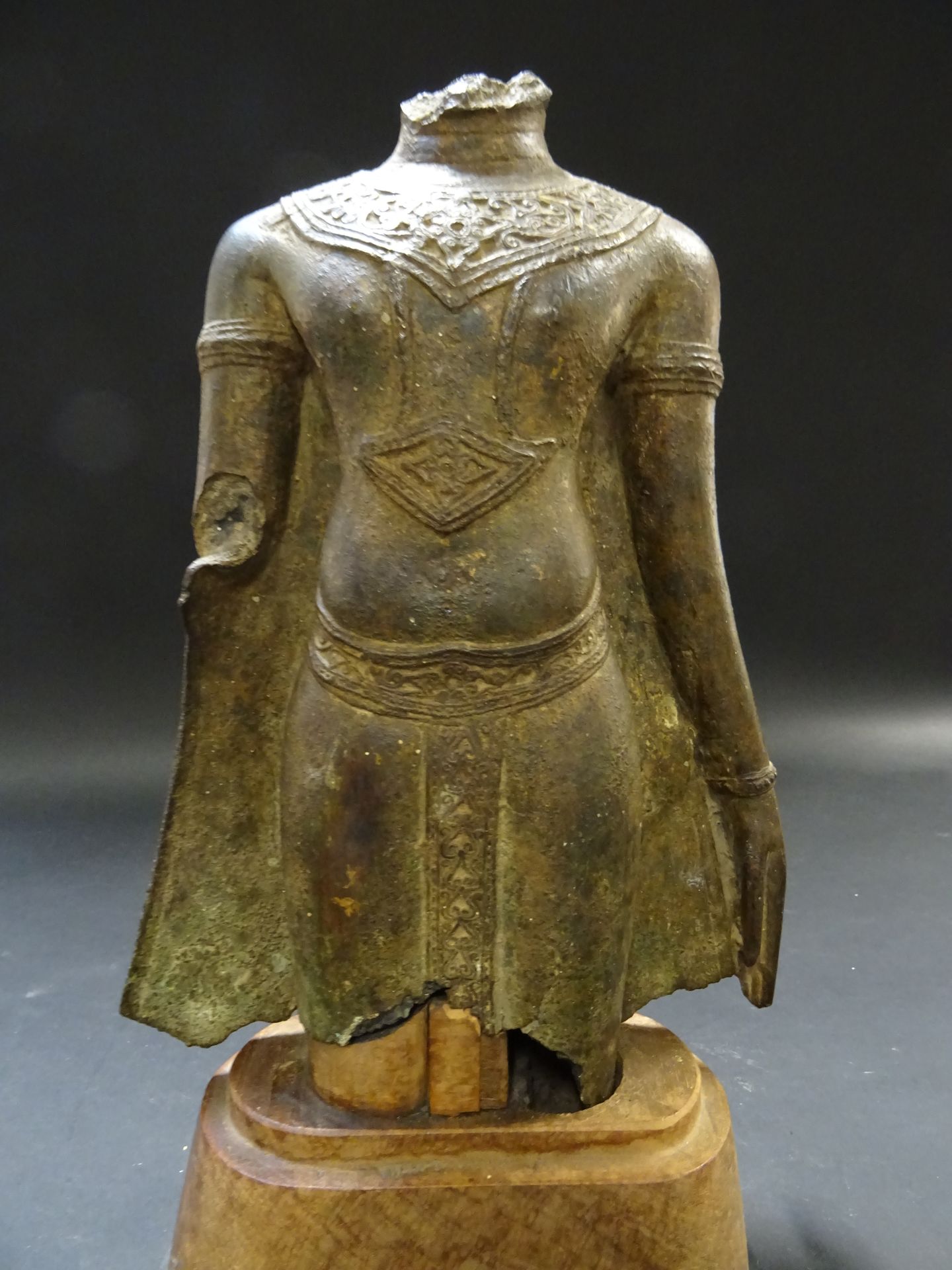Null THAILANDE - XVe siècle : Buste de bouddha en bronze à patine verte debout, &hellip;