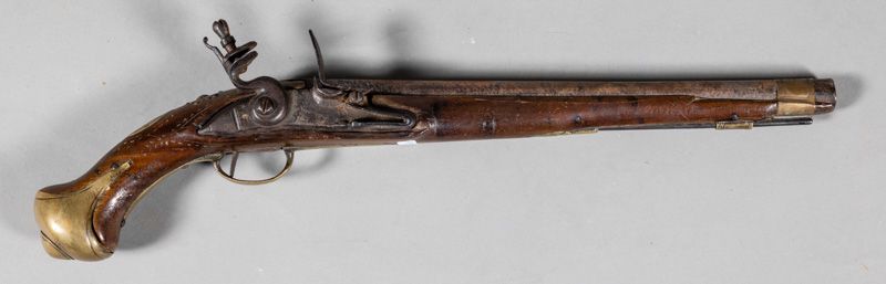 Null 胡桃木燧发枪鞍座枪（已磨损），有刻字和钉子的装饰。枪托和枪锁是铜制的（扣押系统）。18世纪晚期。长度：52厘米。