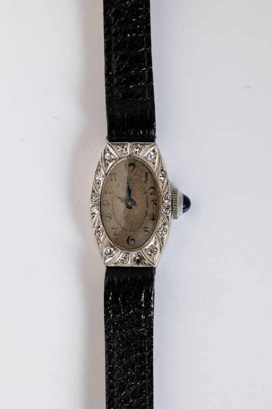 Null 女士腕表，铂金表壳（千分之八十五），镶嵌一圈8/8大小的钻石（旧）。染色的表盘，被擦掉的数字，小的变形和一个粉红色的切割钻石。黑色皮革表带。1930年&hellip;