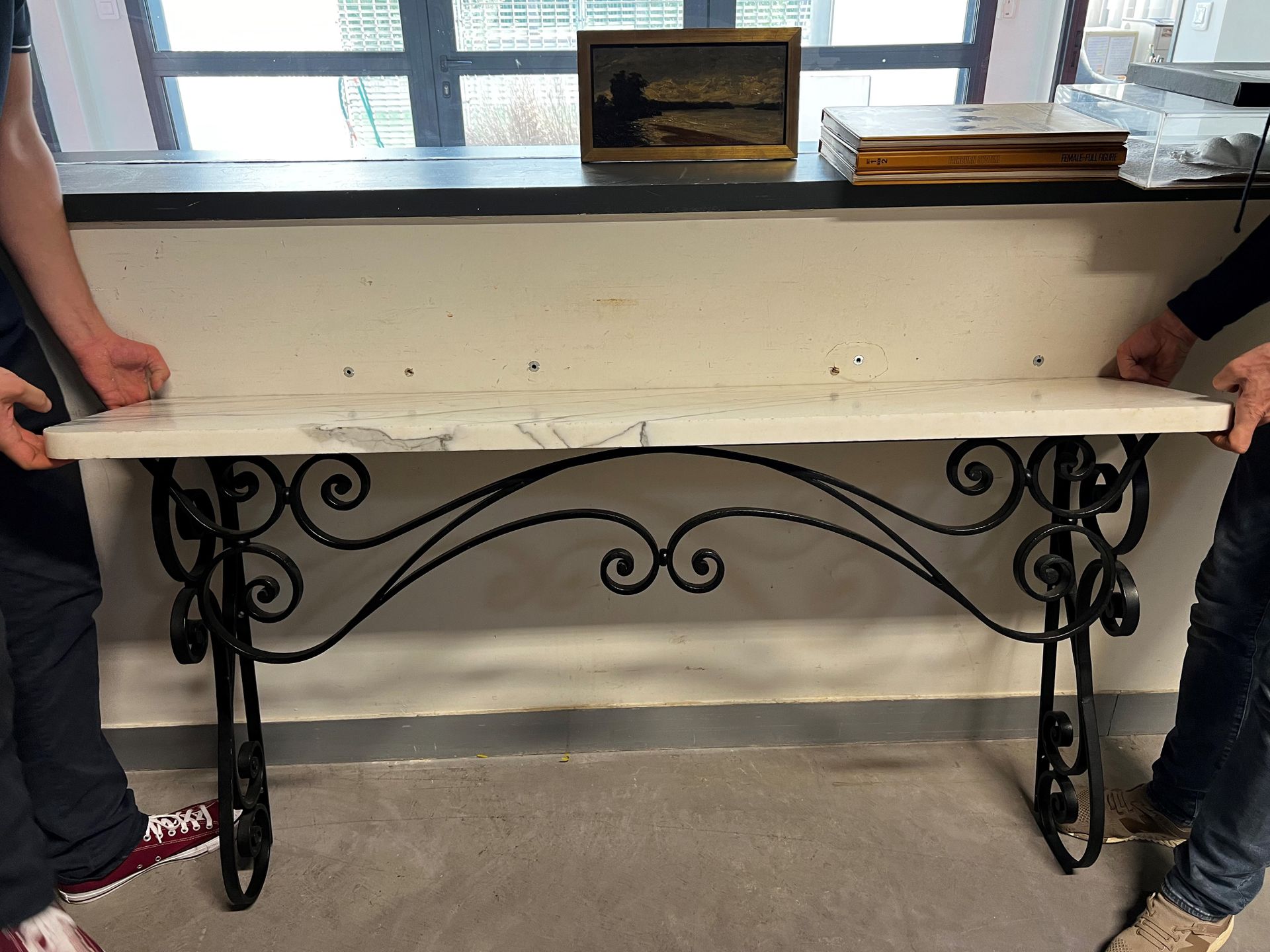 Null Large wrought iron console with scroll decoration topped by a white marble &hellip;