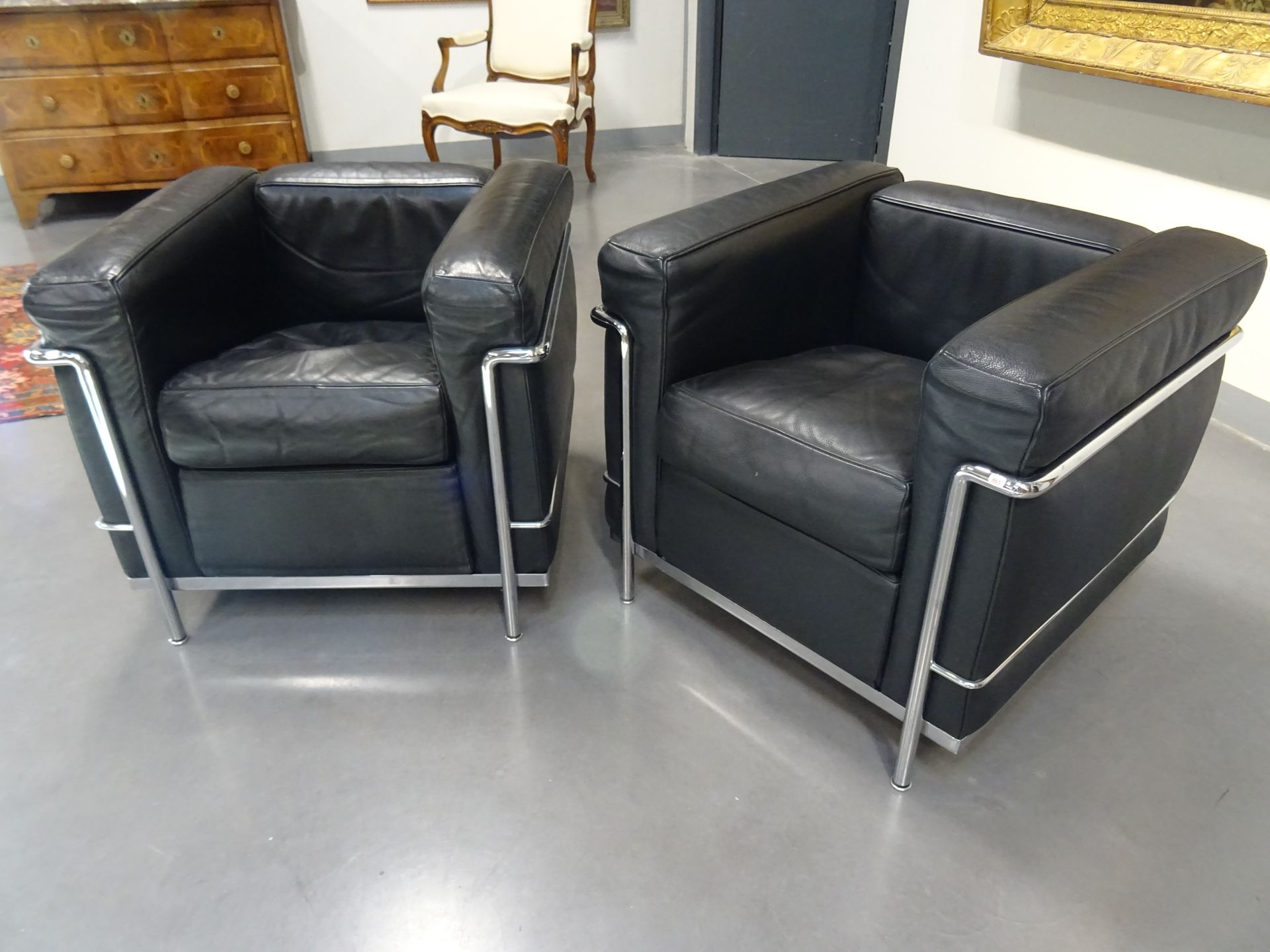 Null SUR FOLLE ENCHERE : LE CORBUSIER Editions CASSINA : deux fauteuils LC 2 en &hellip;