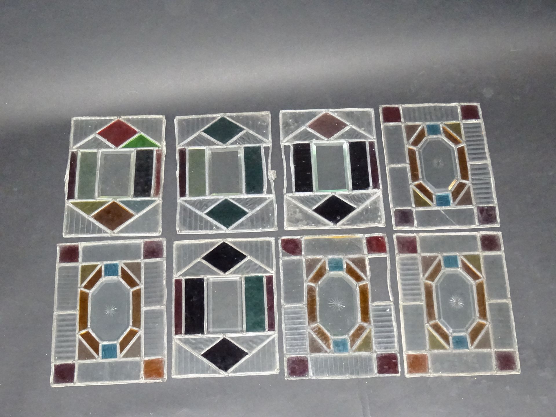 Null 八个带有几何图案的彩色玻璃窗组。尺寸：27.5 x 17.5厘米（事故和缺失部分）