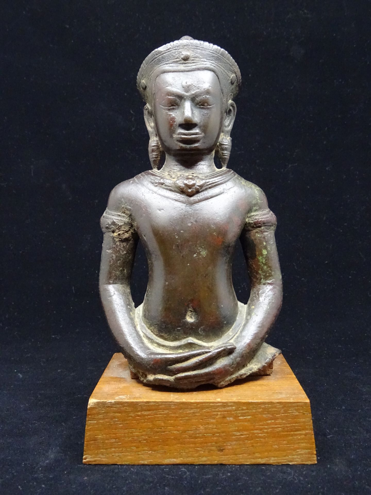 Null THAILANDE, Lopburi - XIIIe siècle : Statuette en bronze à patine brune figu&hellip;