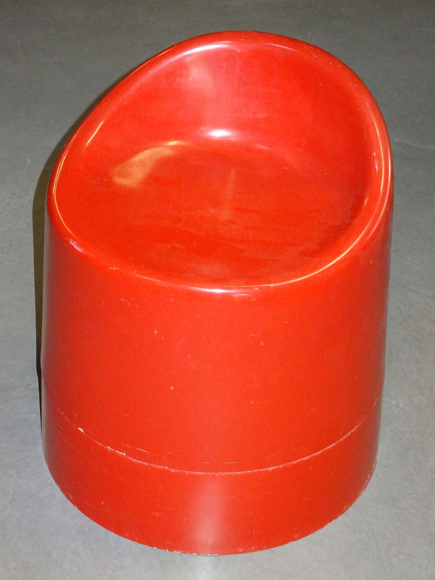 Null 红色玻璃纤维凳子，由两个互锁的元素组成（条纹）。