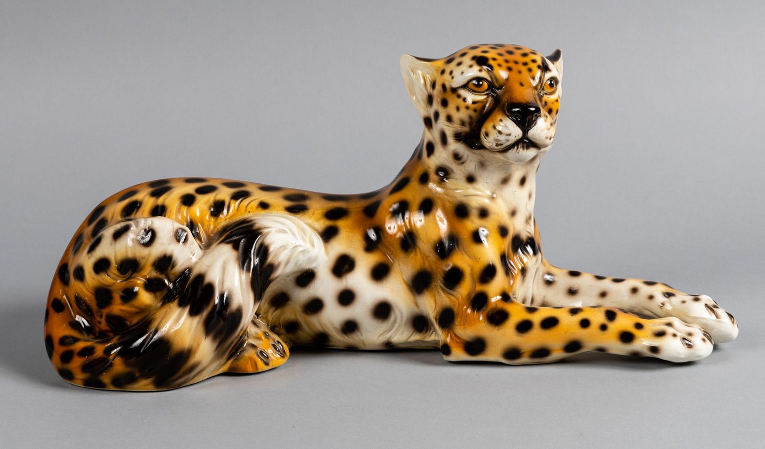 Null 模制和上釉的陶瓷主题，代表了一只躺着的豹子。尺寸：21.5x47x18厘米。