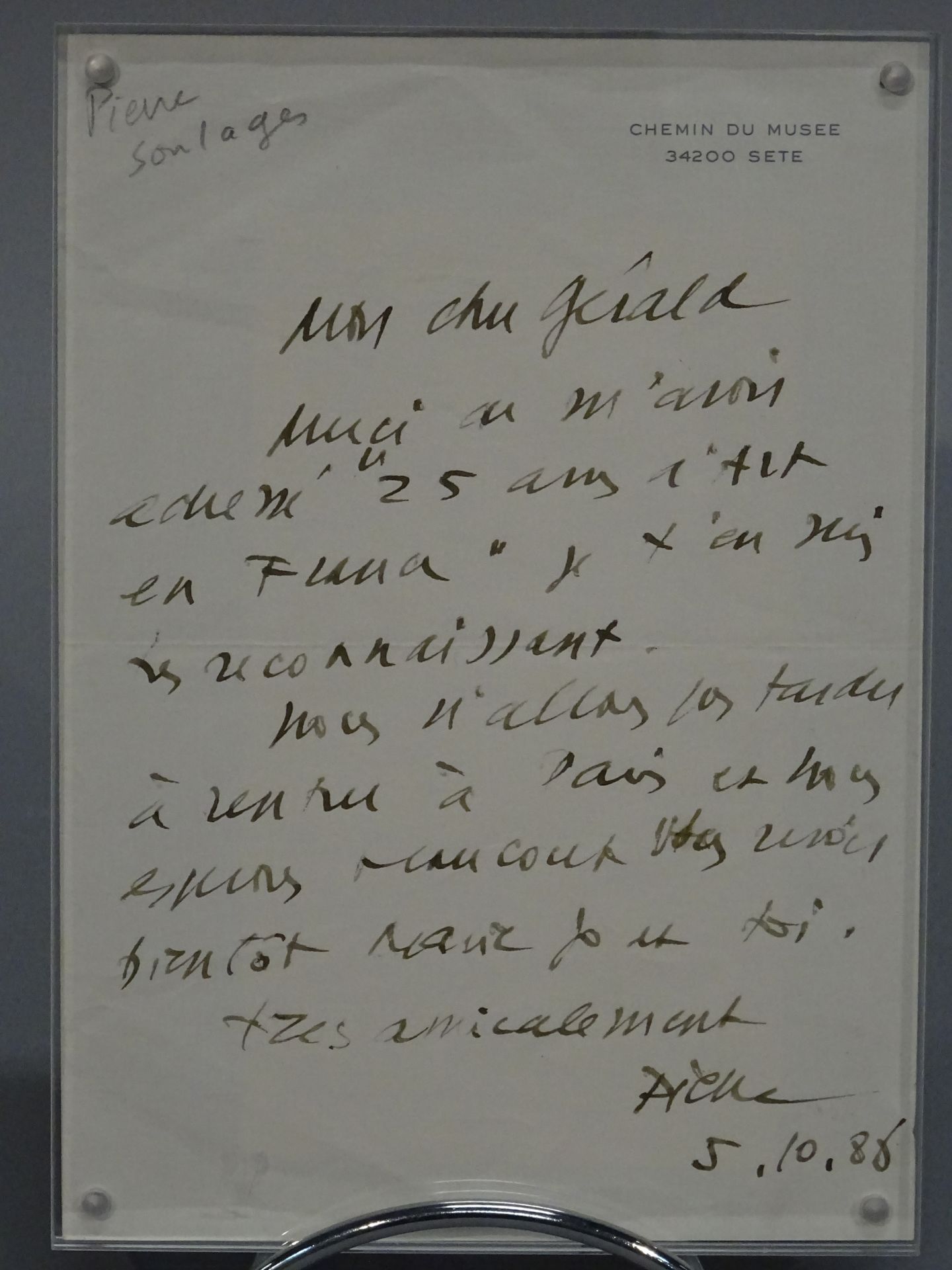 Null 由Pierre SOULAGES (1919-2022)签名的手写信，装在有机玻璃框中，背面是艺术家邮票的首日封。尺寸：21x15厘米。