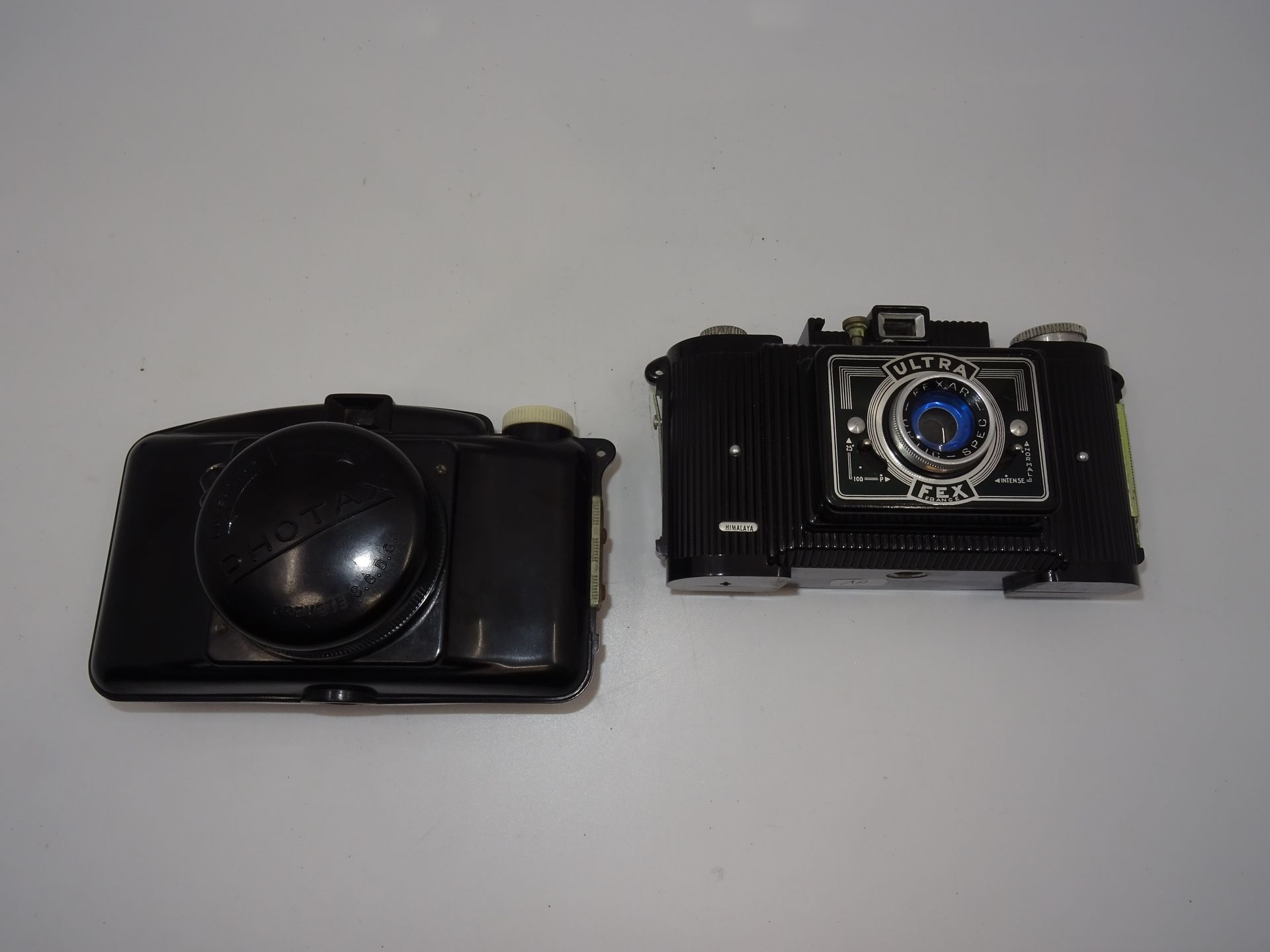 Null Two bakelite cameras: Ultra Flex and Photax