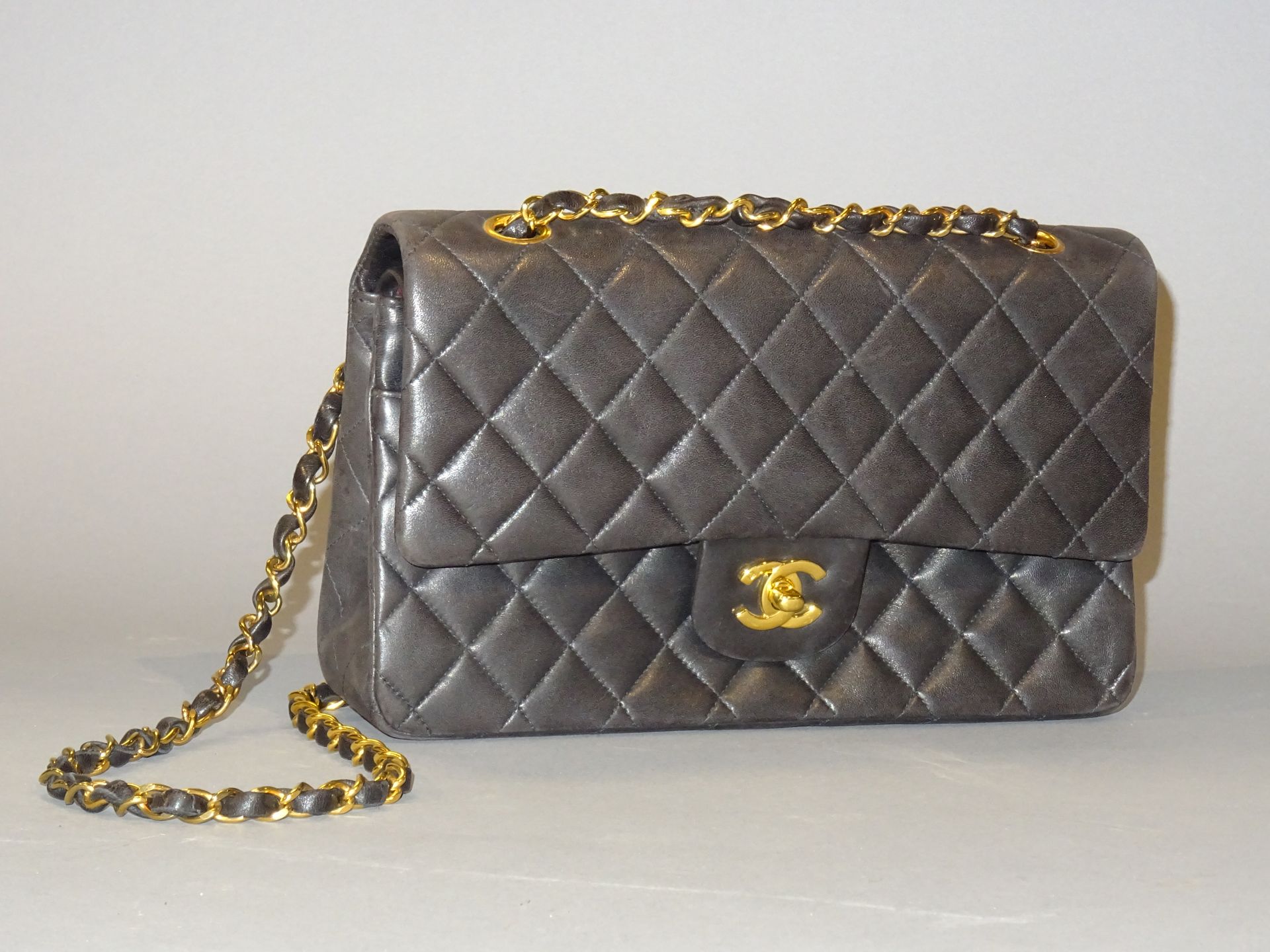 CHANEL : Black quilted leather bag with braided leather …
