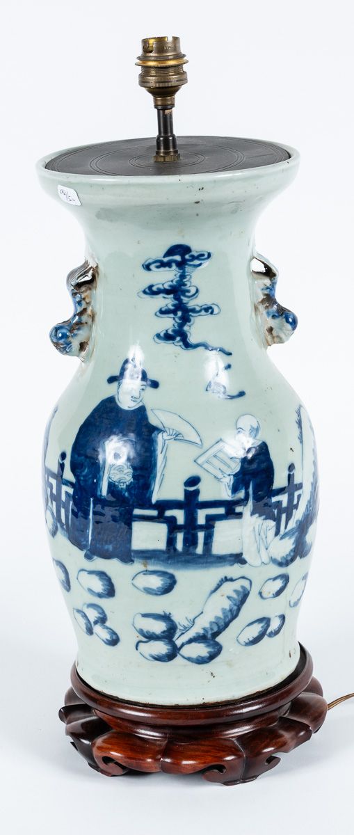 Null CHINE : Vase balustre (monté en lampe) à décor de deux personnages au bord &hellip;