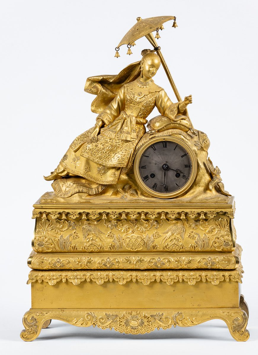 Null Pendule en tôle et bronze doré représentant une femme assise à la mode turq&hellip;
