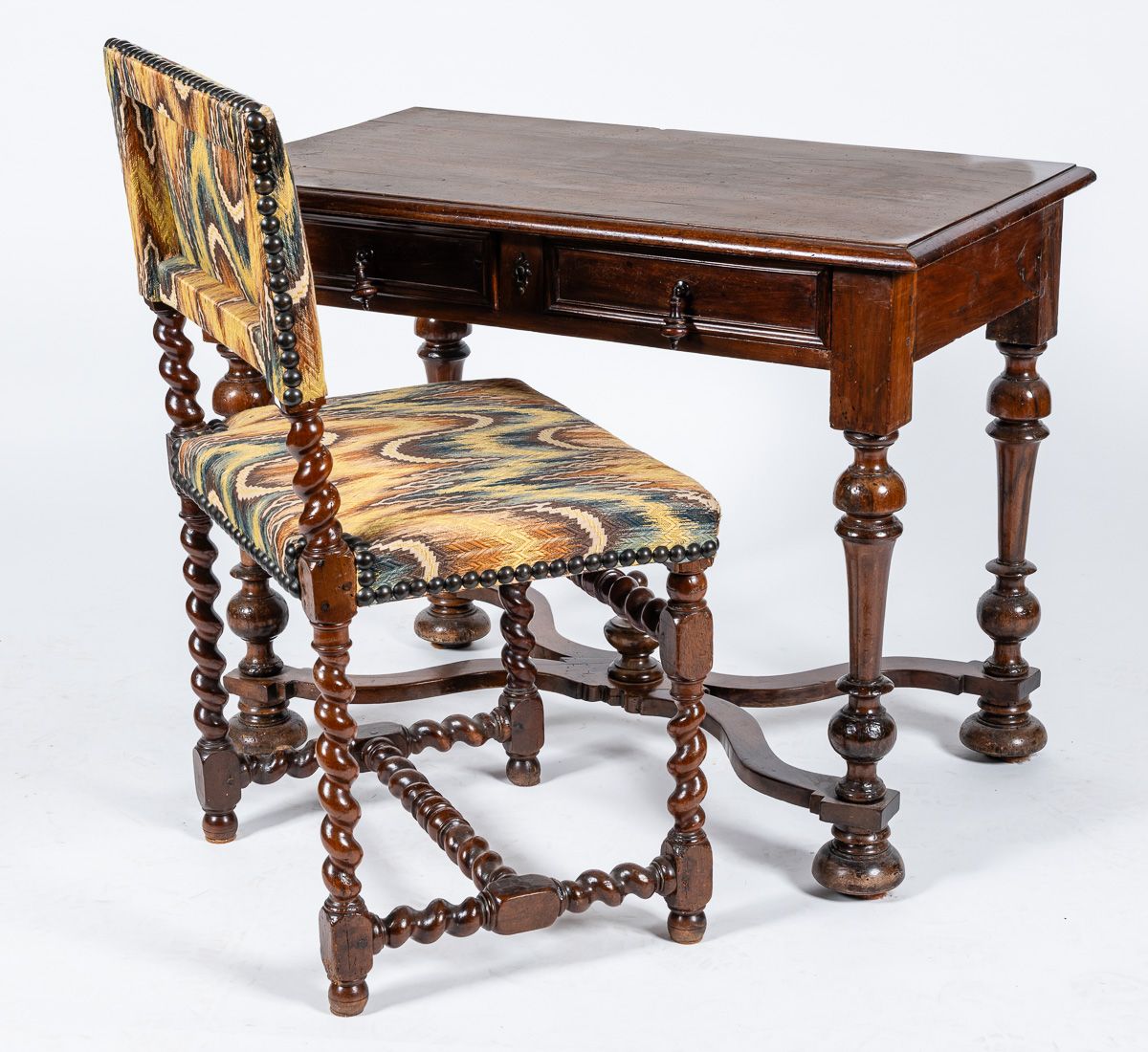 Null Ensemble Louis XIII comprenant : une table à écrire ouvrant par deux tiroir&hellip;