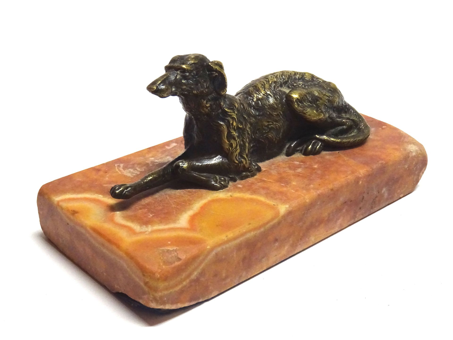 Null Sujet en bronze figurant un chien couché reposant sur un socle en marbre ro&hellip;