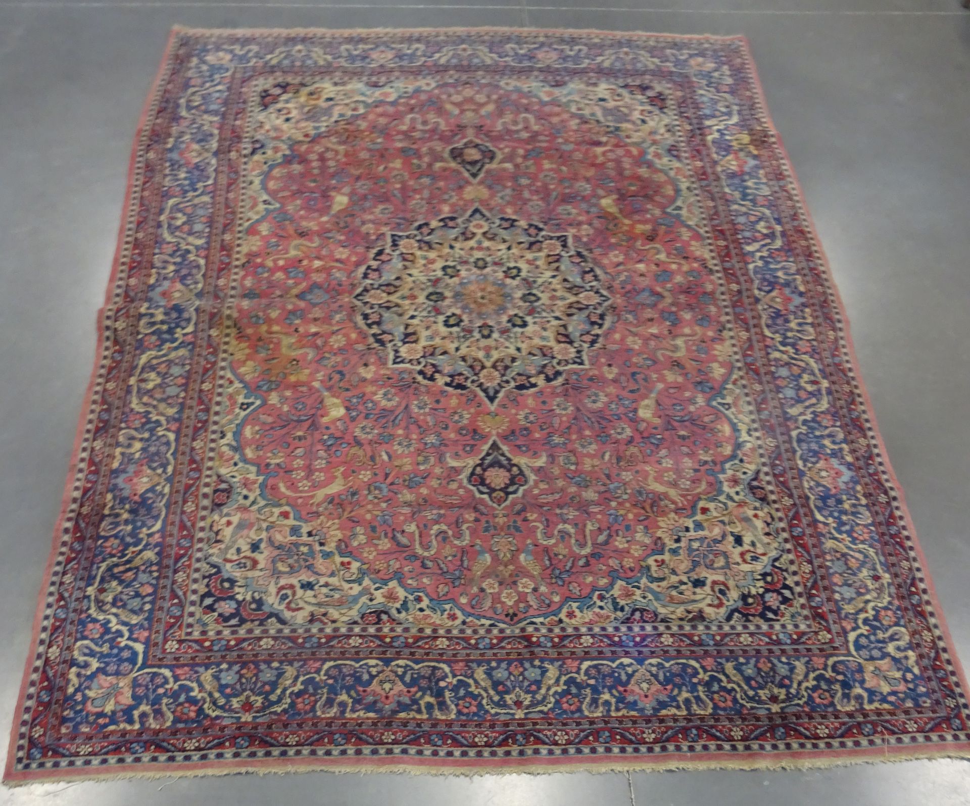 Null IRAN : Grand tapis en laine à fond rose. Dimensions : 340x250 cm (usures)