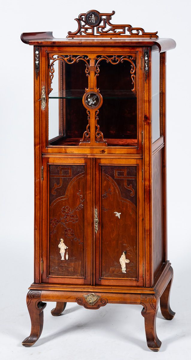 Null Petite vitrine de style chinoise en bois sculpté, ciselé et appliqué d'os e&hellip;