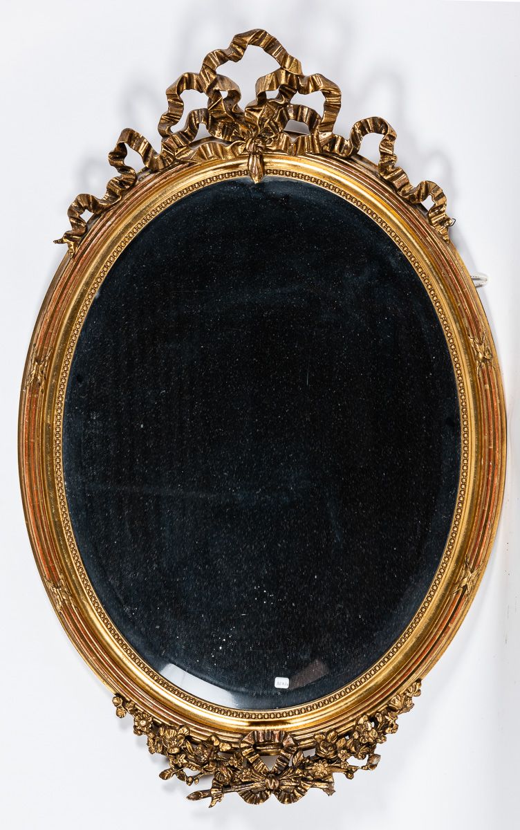 Null Miroir en forme ovale de style Louis XVI en bois et stuc doré à décor rusan&hellip;
