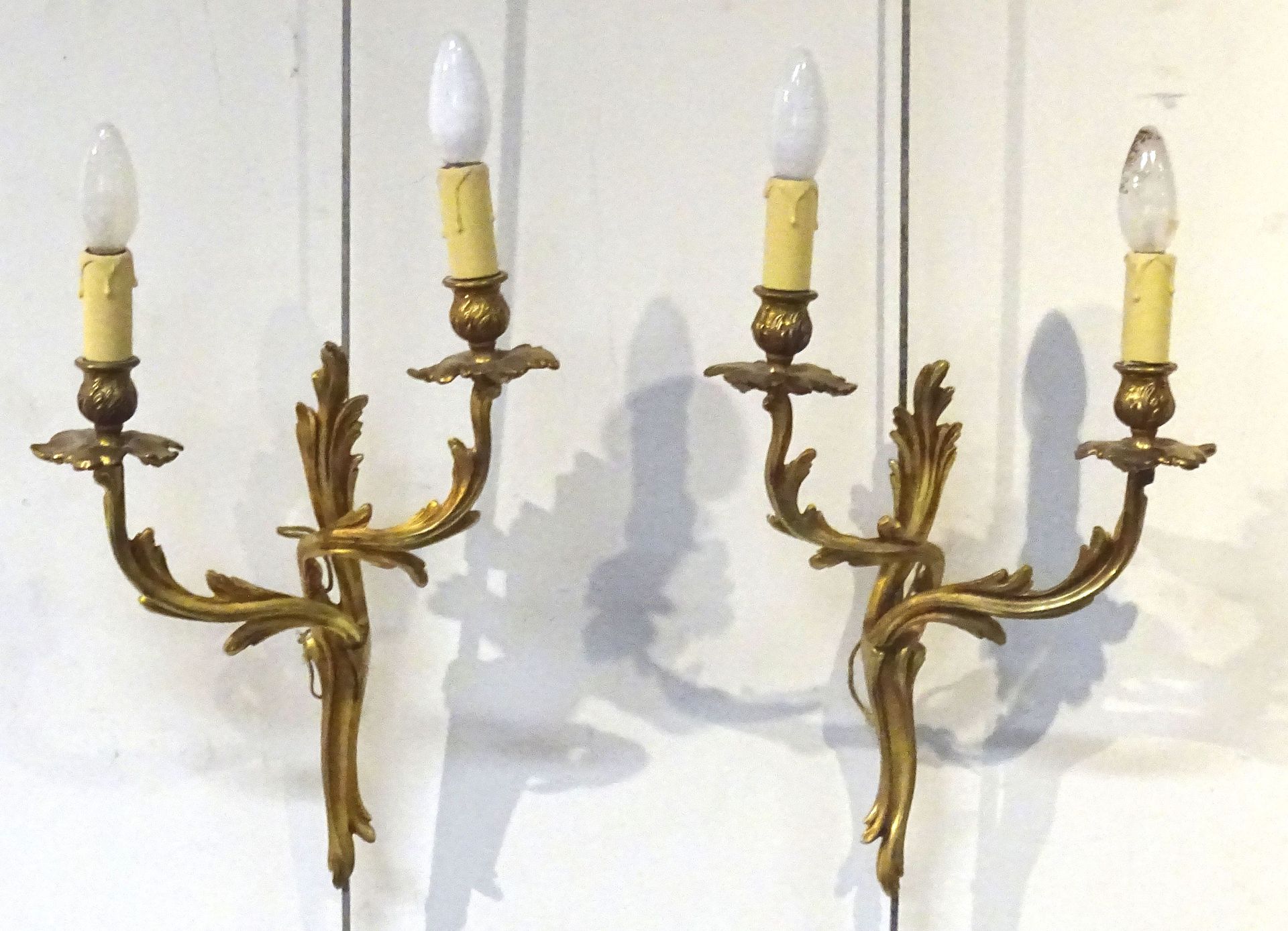 Null Paire d'appliques en bronze doré de style Louis XV feuillagé éclairant par &hellip;