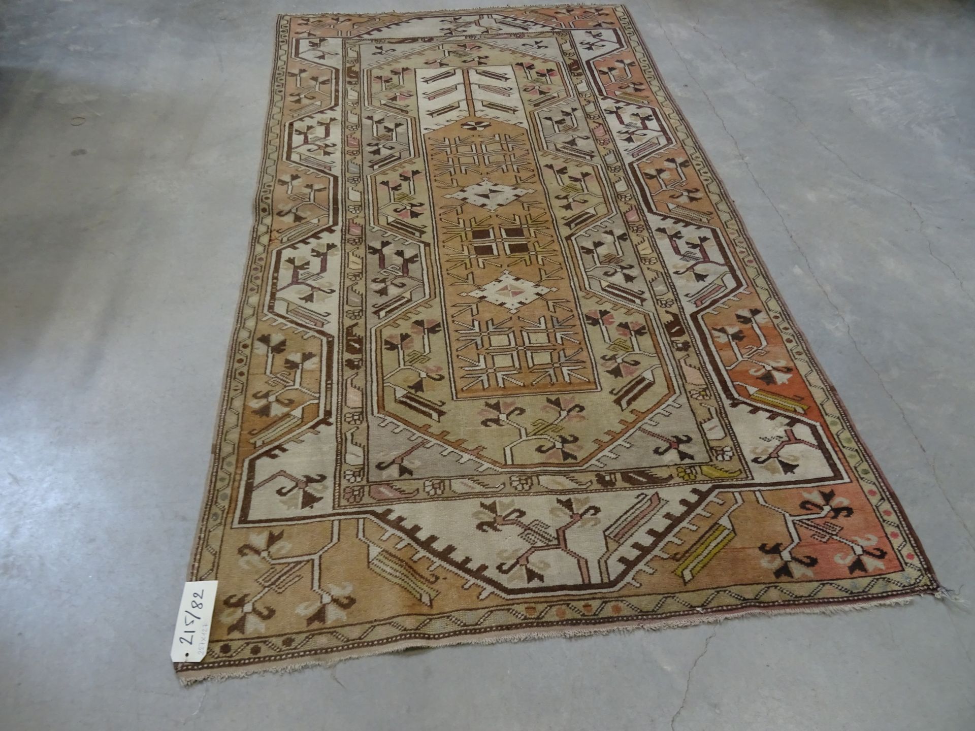 Null CAUCASE : Tapis en laine à fond beige. Dimensions : 227x127 cm (usures)