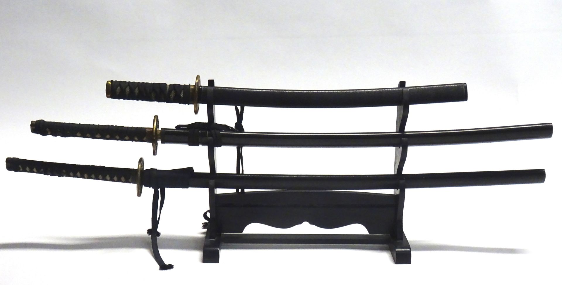 Null Ensemble de trois sabres japonais. Poignées à lanières tressées, subas en l&hellip;