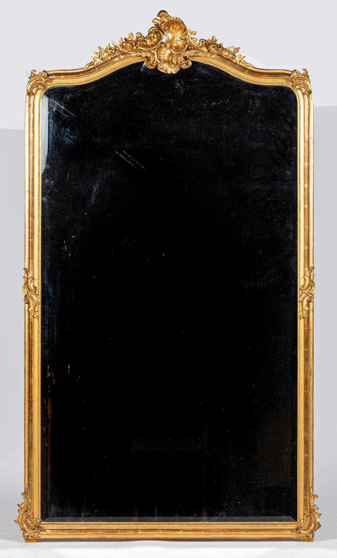 Null Grand miroir de style Louis XV rocaille. Glace biseautée dans un encadremen&hellip;