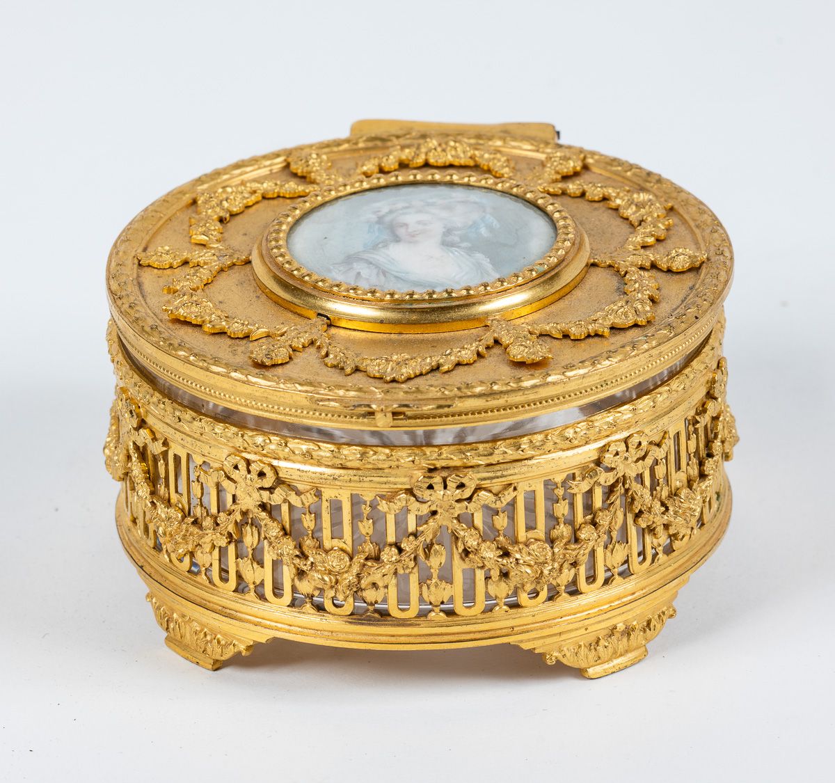 Null Jolie boîte circulaire en bronze et métal doré. Intérieur en verre. Couverc&hellip;