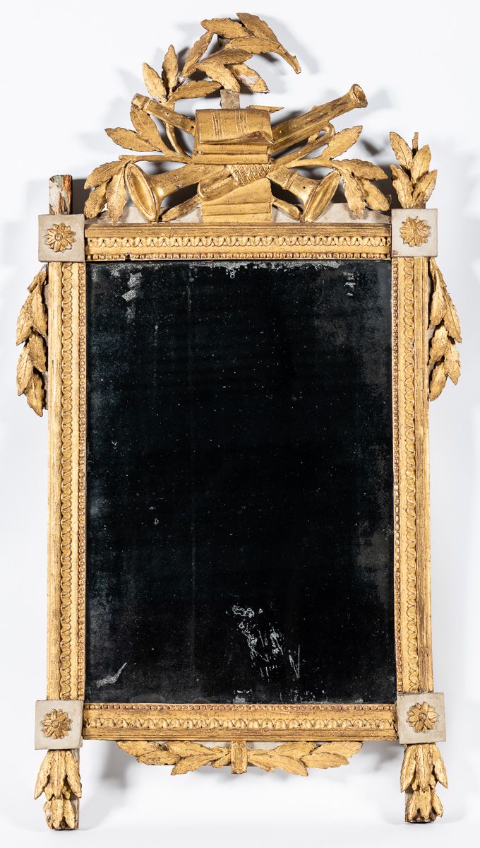 Null Miroir à fronton d'époque Louis XVI en bois sculpté et doré à décor d'un tr&hellip;