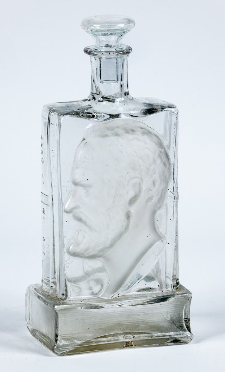Null 模制玻璃瓶，部分磨砂，印有维克多-雨果的肖像和小说《埃尔南尼》之后鲁伊-布拉斯的名言。高：27 厘米。