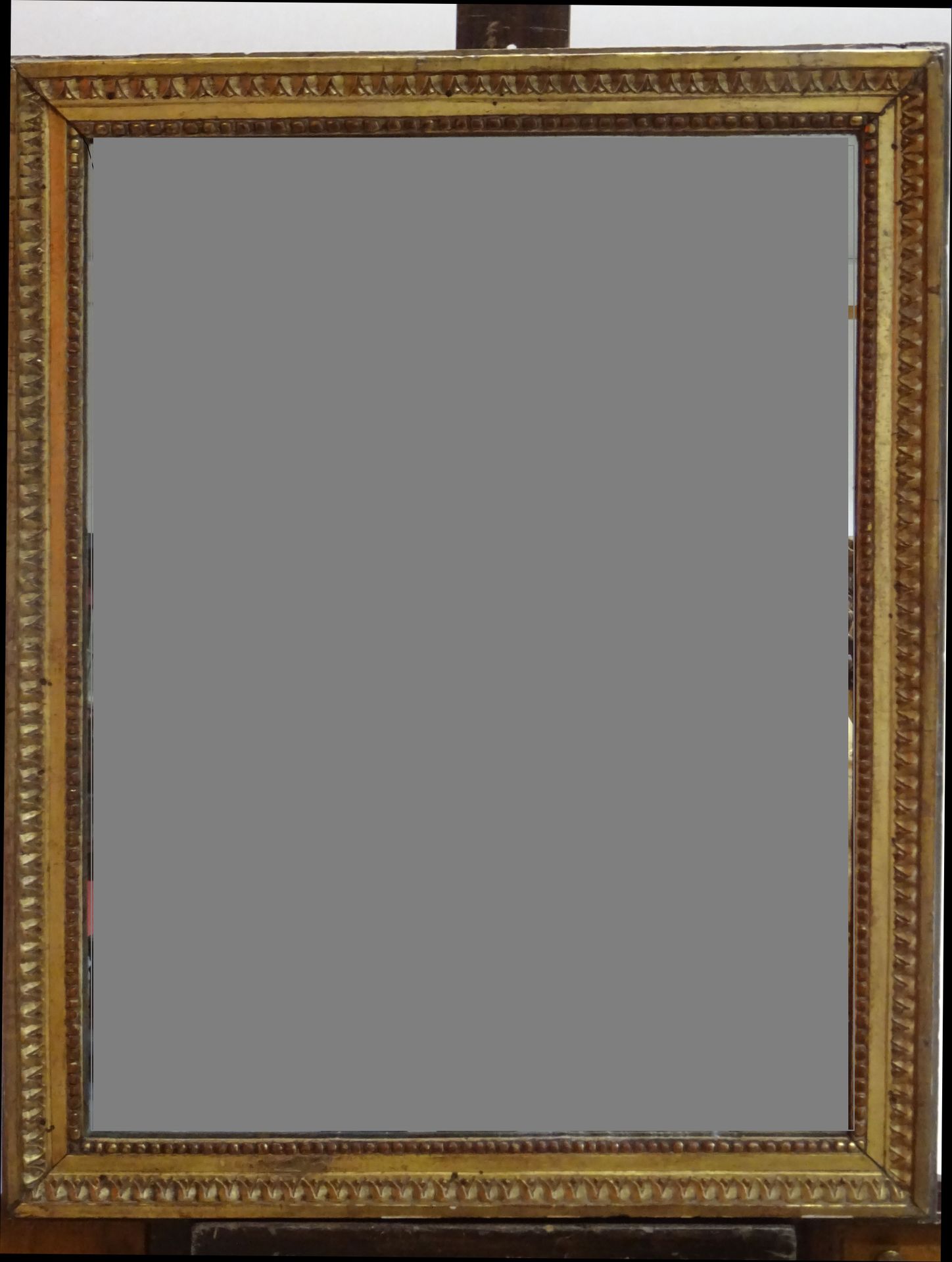 Null Miroir de forme rectangulaire en bois sculpté et doré à décor de frises de &hellip;
