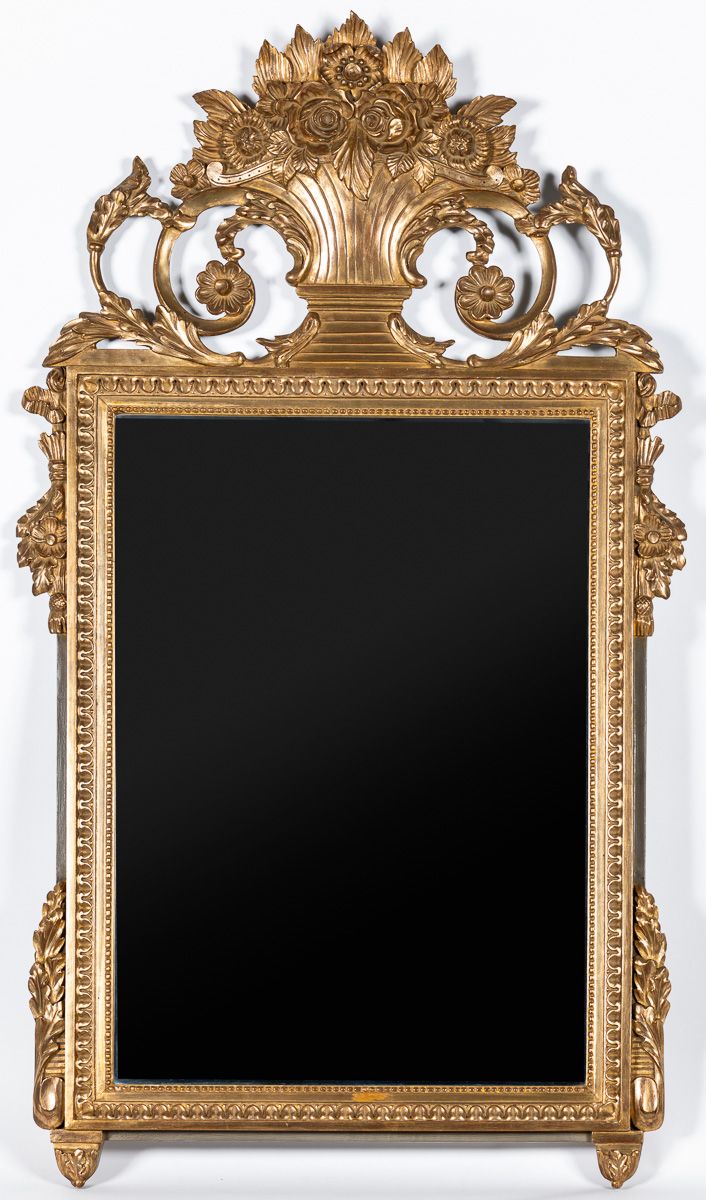 Null Miroir de style Louis XVI dans un encadrement en bois sculpté et doré à fro&hellip;
