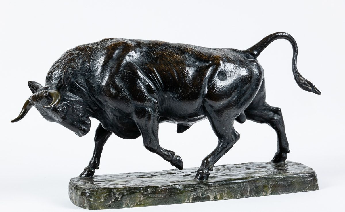 Null LOUIS RICHE (1877 - 1949) : Taureau. Sculpture en bronze à patine brun-vert&hellip;