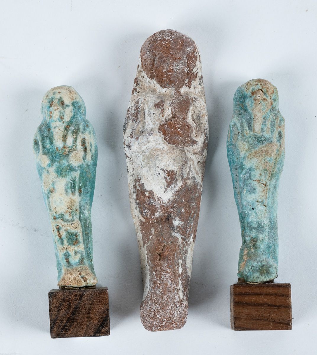 Null EGYPTE : Trois petits Oushebtis en faïence dont deux émaillés bleu. (usures&hellip;