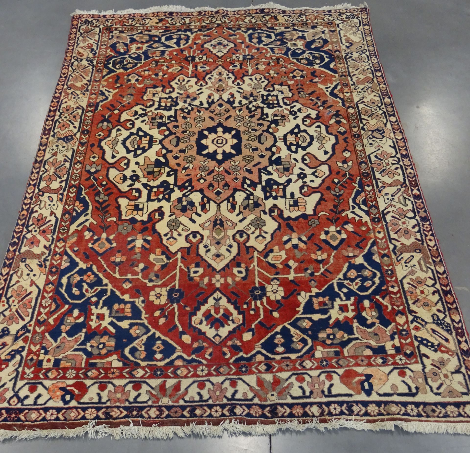 Null IRAN : Grand tapis en laine. Dim : 295x203 cm.