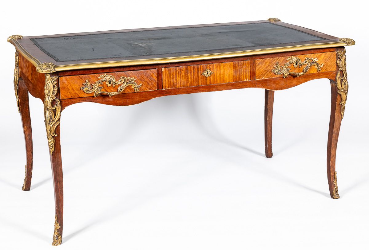 Null Bureau plat de style Louis XV en bois de placage ouvrant par trois tiroirs &hellip;