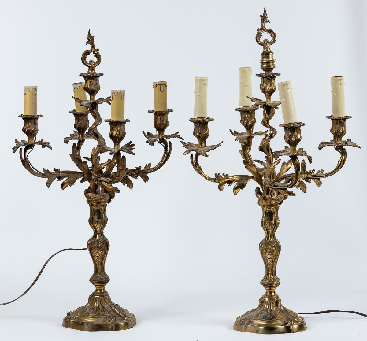 Null Paire de candélabres (montés à l'électricité) en bronze de style Louis XV é&hellip;