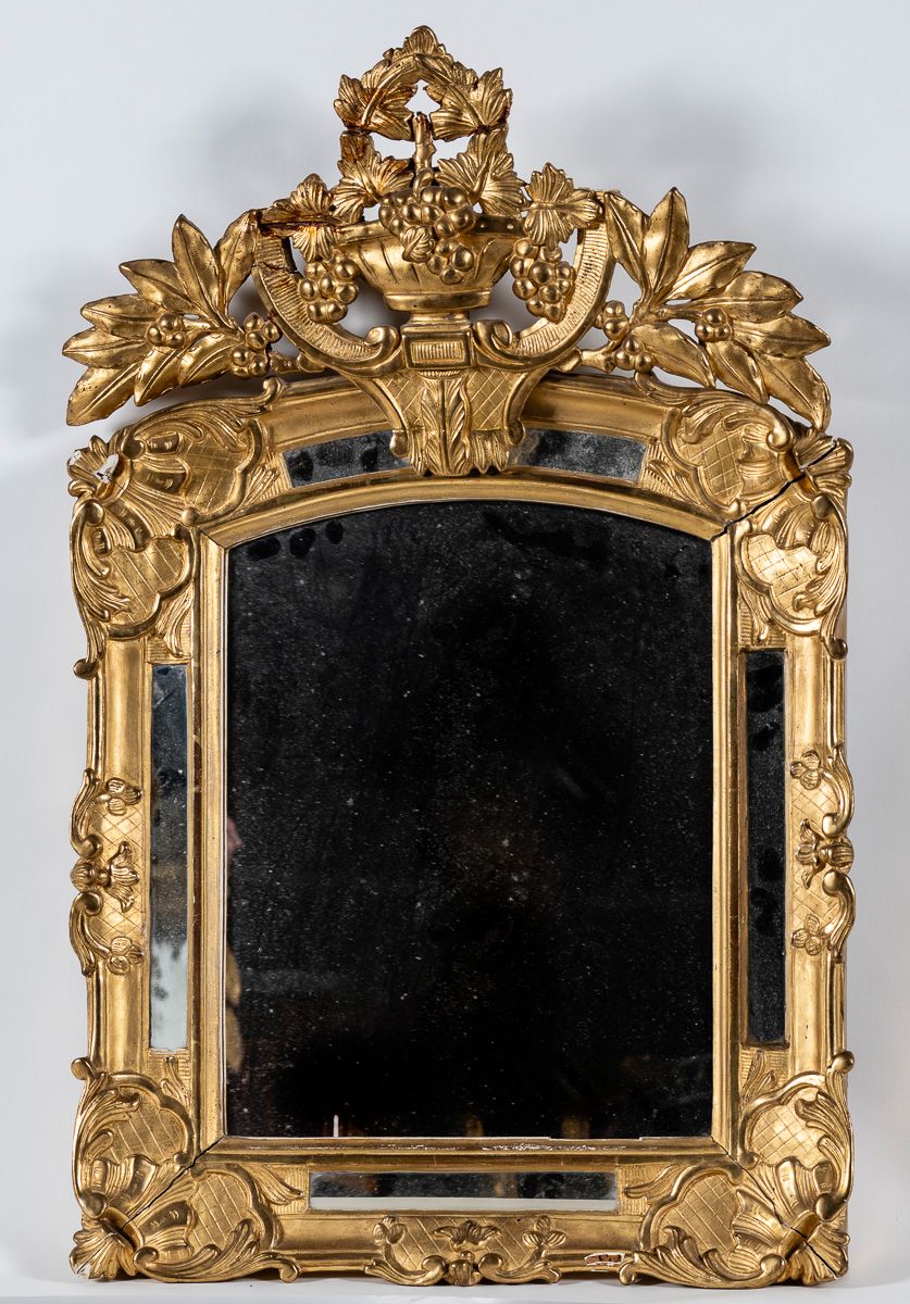 Null Miroir dans un encadrement à parecloses en bois sculpté et doré orné d'un f&hellip;