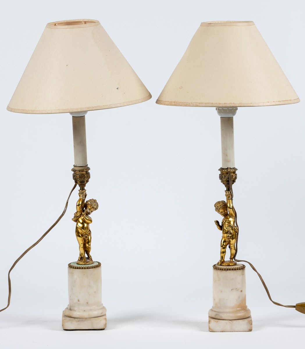 Null Paire de petites lampes de style Louis XVI en bronze doré représentant des &hellip;