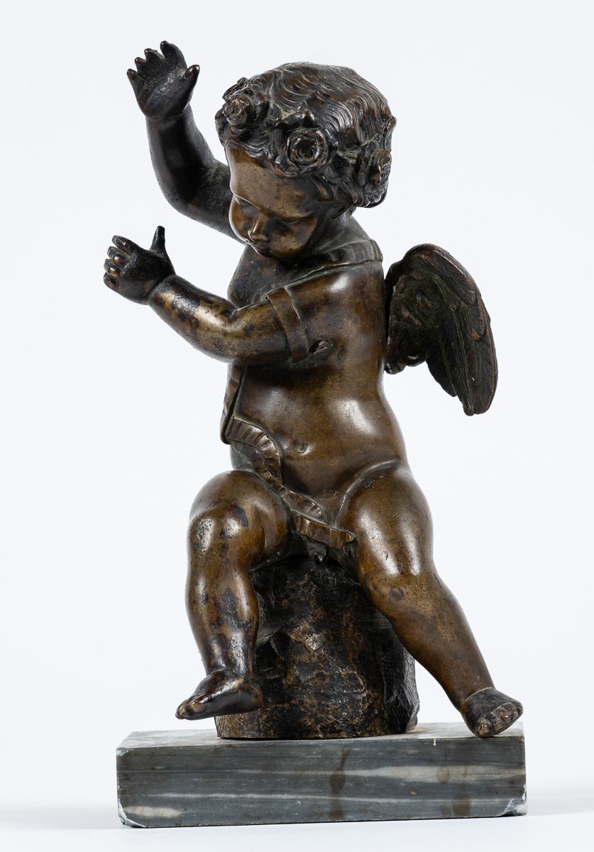Null Cupidon. Petite sculpture en bronze patiné sur socle en marbre gris. (Manqu&hellip;