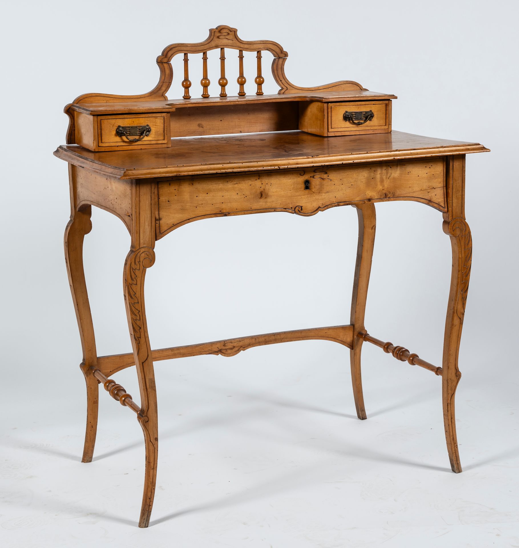 Null Petit bureau de dame d'époque Art Nouveau en bois et érable. Plateau marque&hellip;