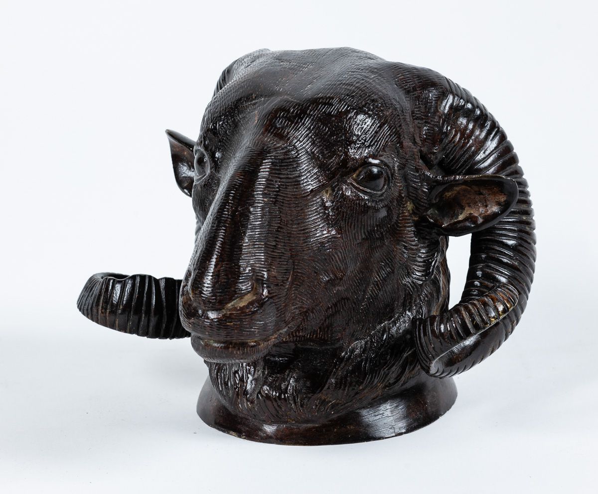 Null Sujet décoratif représentant une tête de bélier en bronze à patine brune. E&hellip;