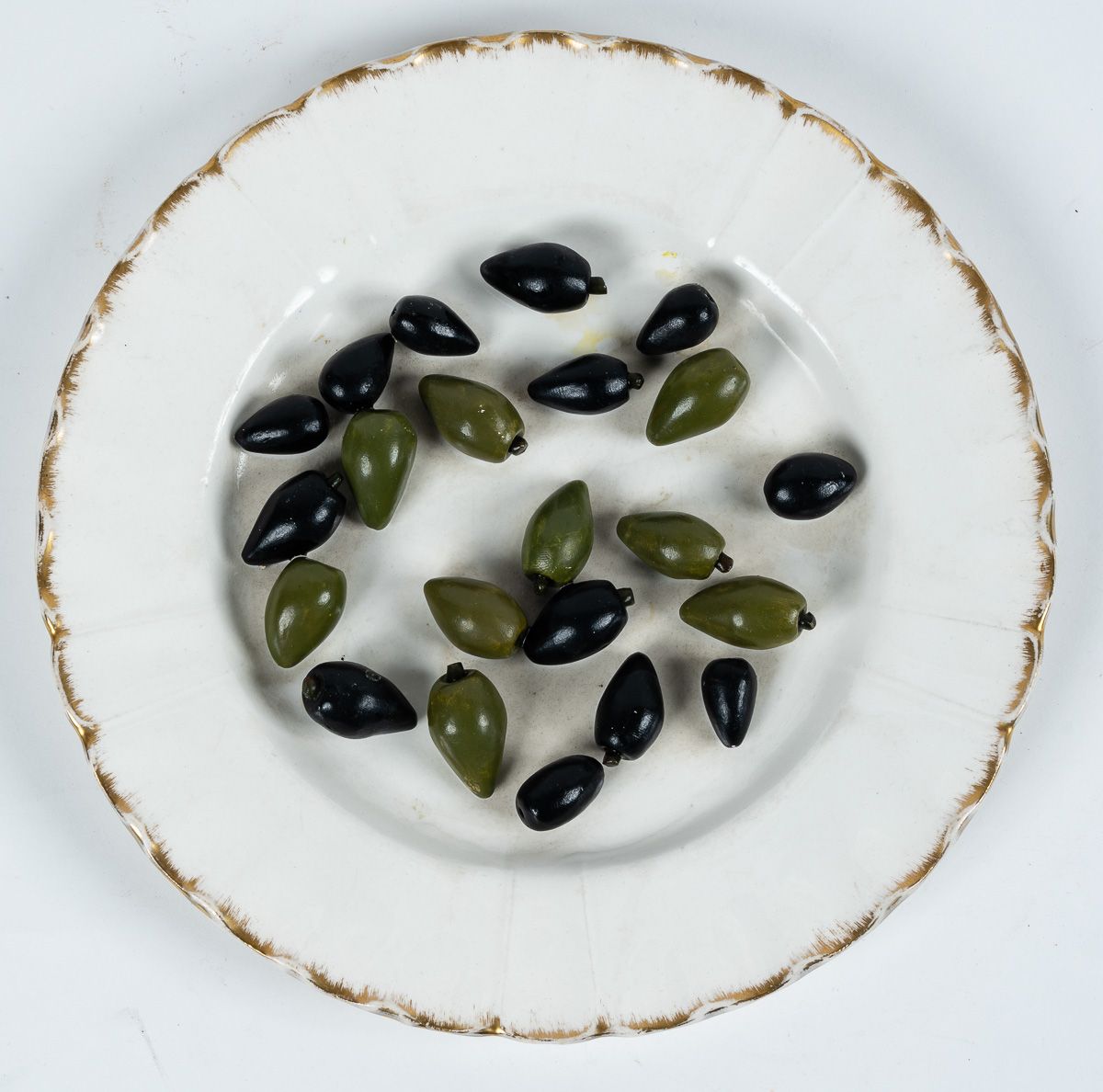 Null SARREGUEMINES : Assiette en faïence fine à décor en trompe l'oeil d'olives &hellip;