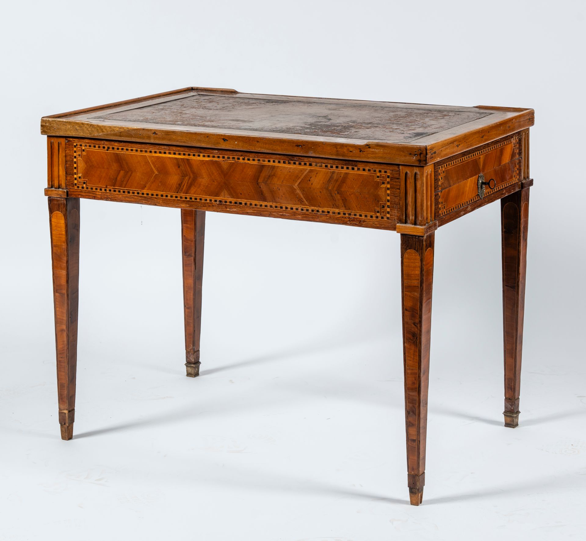 Null Table à jeu tric-trac d'époque Louis XVI entiérement marquetée à décor de f&hellip;