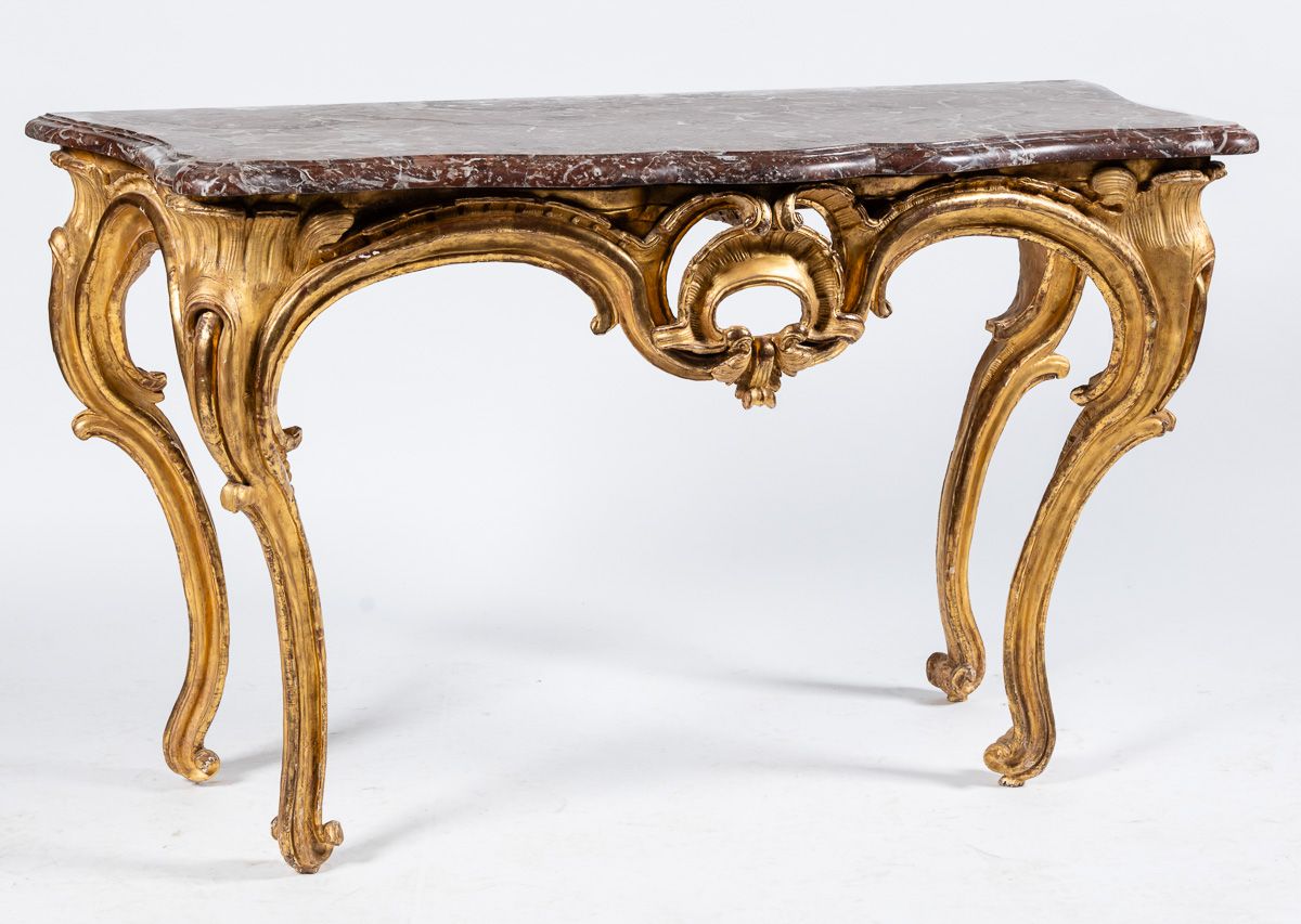 Null Console d'époque Louis XV en bois sculpté et doré à façade et côtés galbés.&hellip;