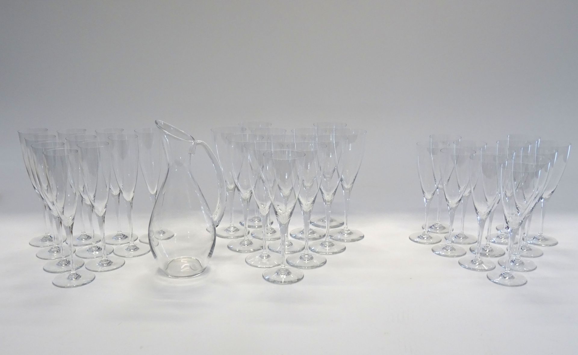 Null BACCARAT: un set di bicchieri di cristallo che comprende: 8 flutes da champ&hellip;