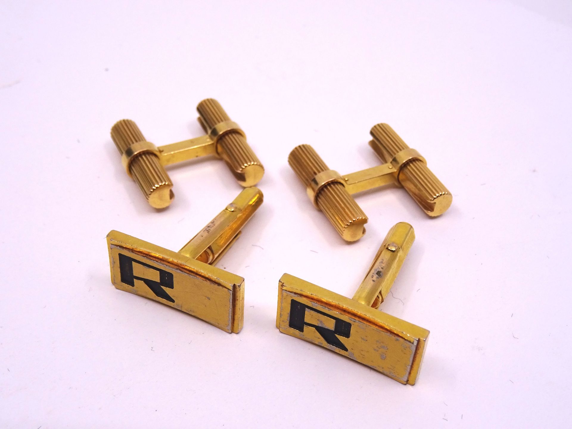 Null 一对黄金棒状袖扣（千分之 750），重 5.3 克。镀金金属连接一枚