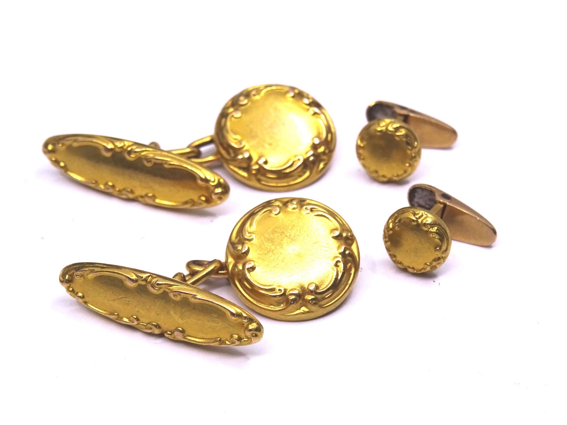 Null 一对袖扣和两颗黄金领扣（千分之七十五）。紫铜变形和修复。鹰头印记。重量：5.2 克