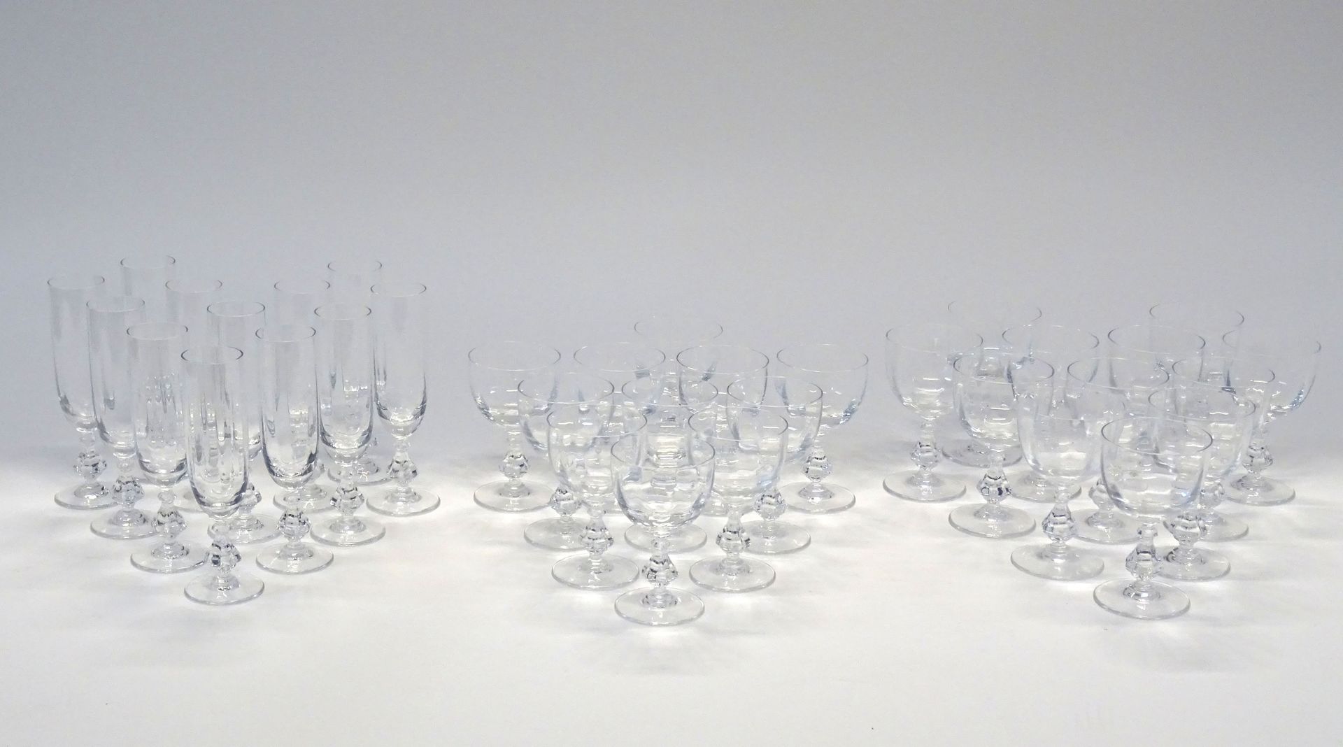 Null SEVRES: Juego de copas de cristal moldeado con decoración de gallones compu&hellip;