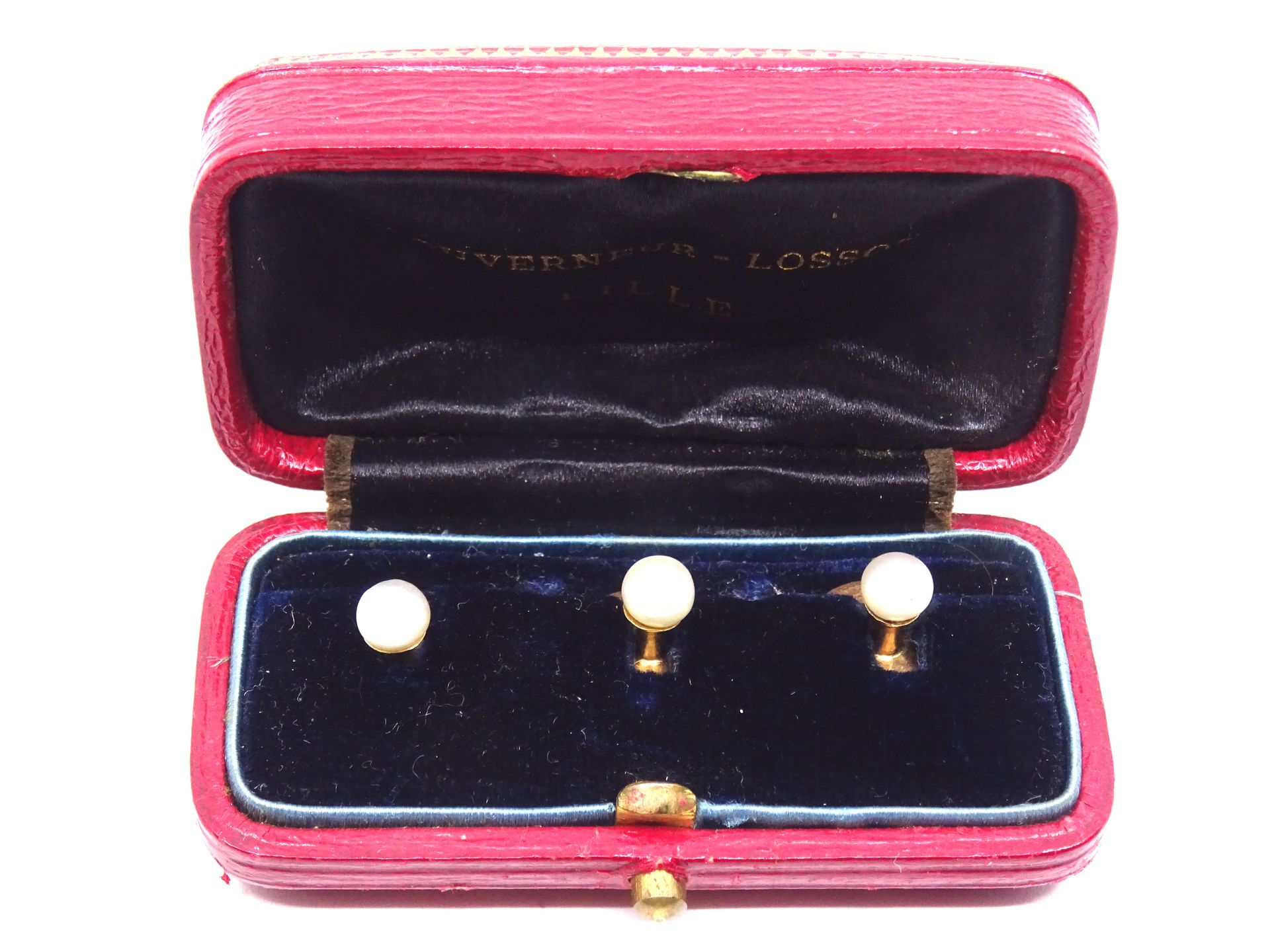 Null 3 颗领扣，每颗领扣上都有一颗镶嵌在黄金（千分之 750）上的白色珍珠纽扣。鹰头印记。重量：3.4 克。装在一个盒子里。